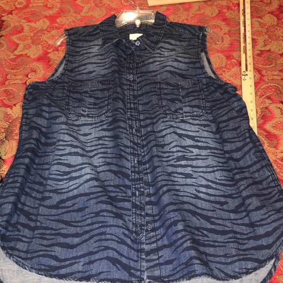 Chico’s large blue denim sleeveless animal print denim button down shirt - Picture 6 of 15